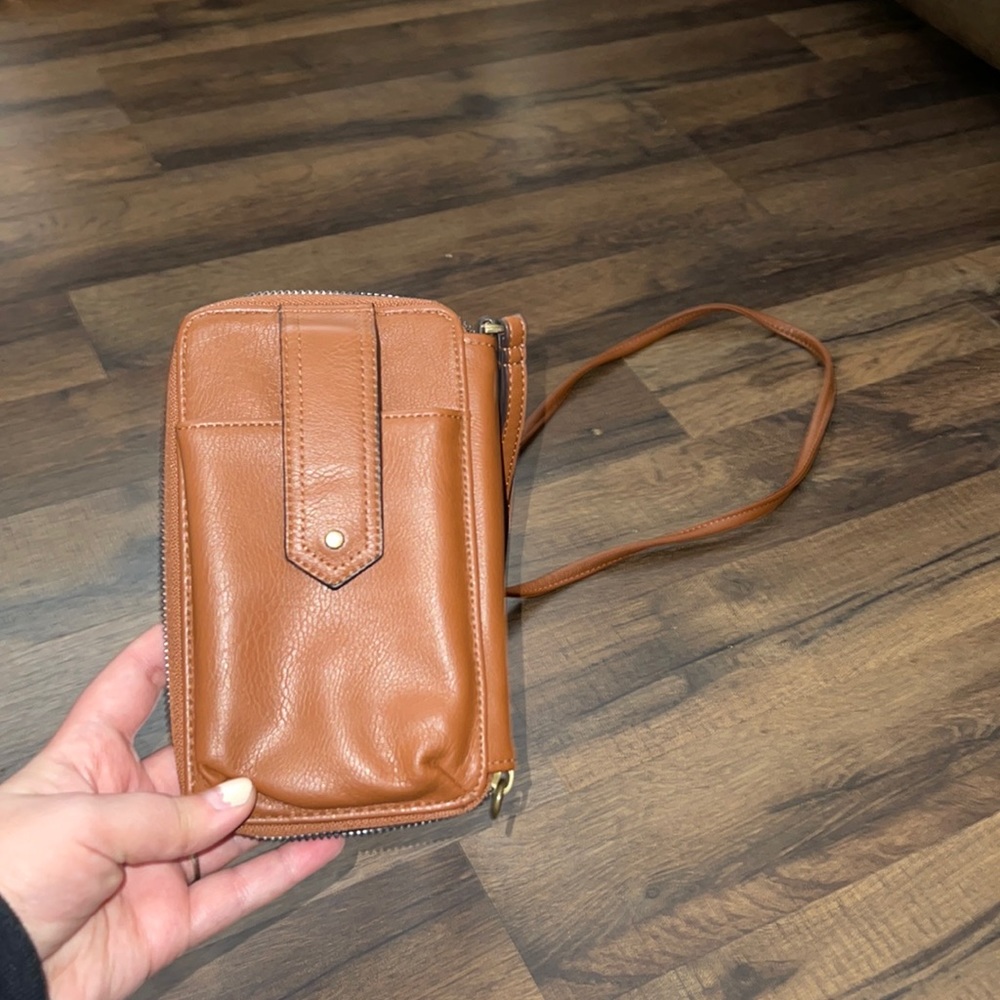 CROSSBODY WALLET